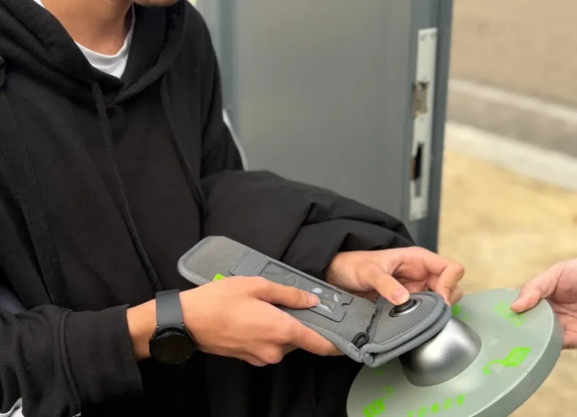 Un alumno apoya en la base de desbloqueo la funda con cierre en la que se guarda el móvil.