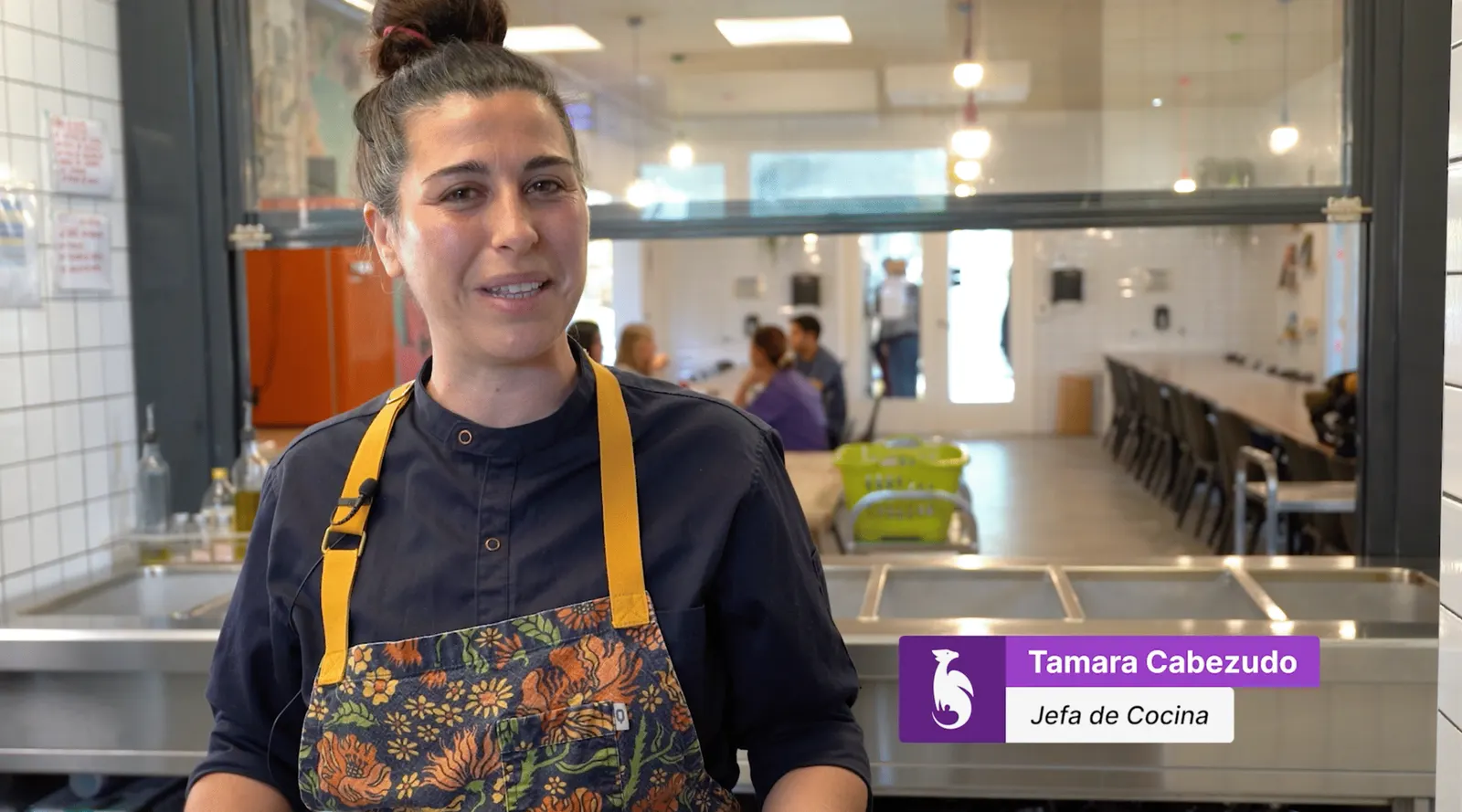 Tamara, jefa de cocina del colegio, en el comedor durante el servicio.