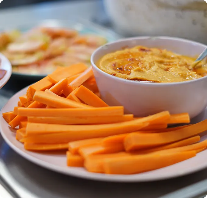 Un plato del comedor con bastones de zanahoria y una ración de tortilla.